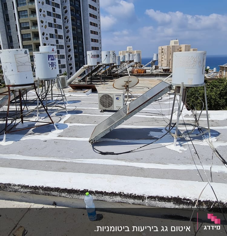 גג עם איטום לבן, דודי שמש וקולטים